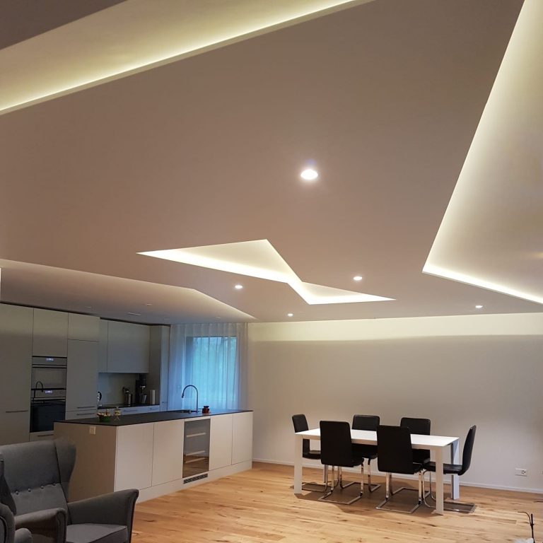 Raumakustikdecke im wohnzimmer mit Indirekter Beleuchtung