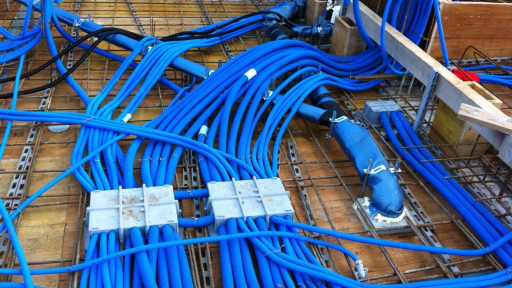 Farbcodierte Leerrohre des E-Spider Elektro-Einlegesystems der R & P AG
