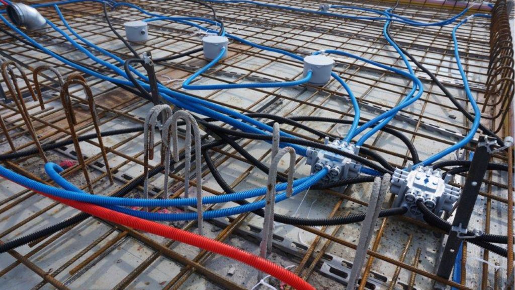 Vorgefertigtes E-Spider Elektro-Einlegesystem während der Installation im Neubau