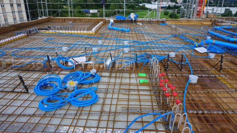 E-Spider Elektro-Einlegesystem auf der Bewehrung einer Neubau-Bodenplatte