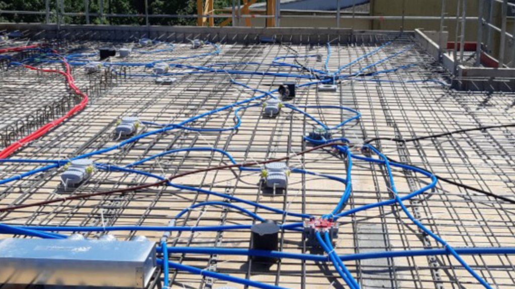 Verlegte Leerrohre des E-Spider Elektro-Einlegesystems auf einer Baustelle